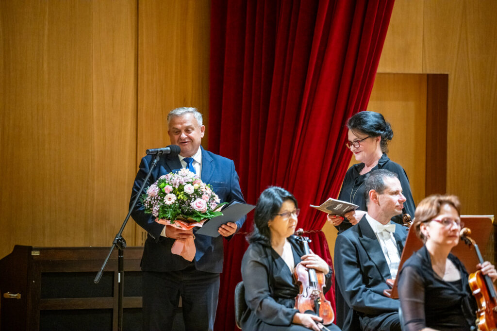 Stanisław Kruczek (przedstawiciel władz województwa podkarpackiego) i Marta Wierzbieniec (dyrektor Filharmonii Podkarpackiej)