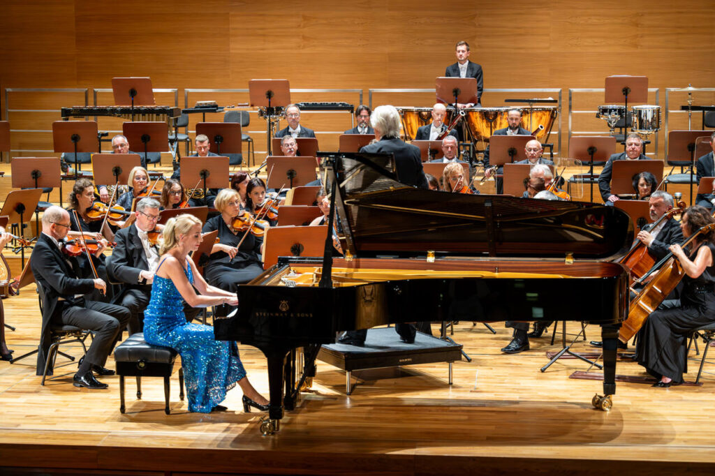 Beata Bilińska (fortepian) i Orkiestra Symfoniczna Filharmonii Podkarpackiej pod batutą Tadeusza Wojciechowskiego
