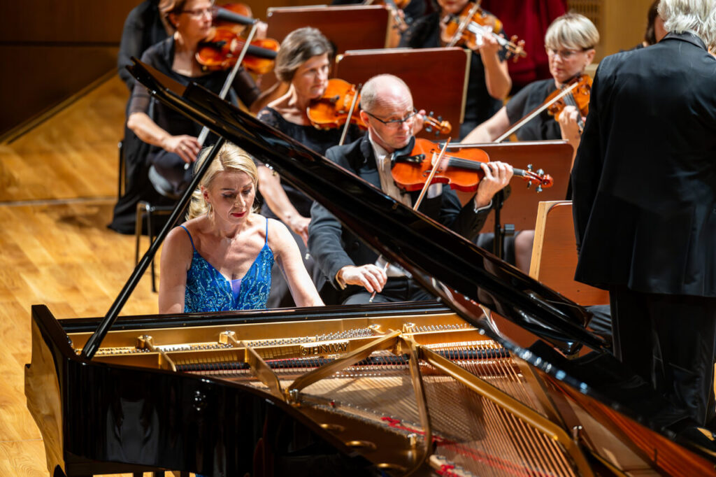 Beata Bilińska (fortepian) i Orkiestra Symfoniczna Filharmonii Podkarpackiej pod batutą Tadeusza Wojciechowskiego