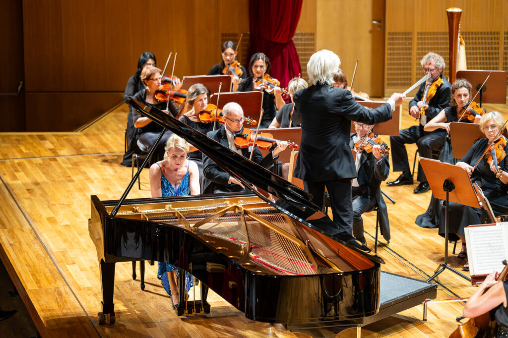 Beata Bilińska (fortepian) i Orkiestra Symfoniczna Filharmonii Podkarpackiej pod batutą Tadeusza Wojciechowskiego