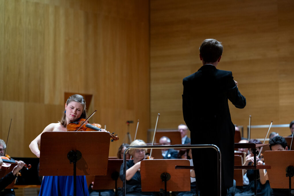 zdjęcie skrzypaczki Marii Belicy i dyrygenta Daniela Mieczkowskiego podczas koncertu