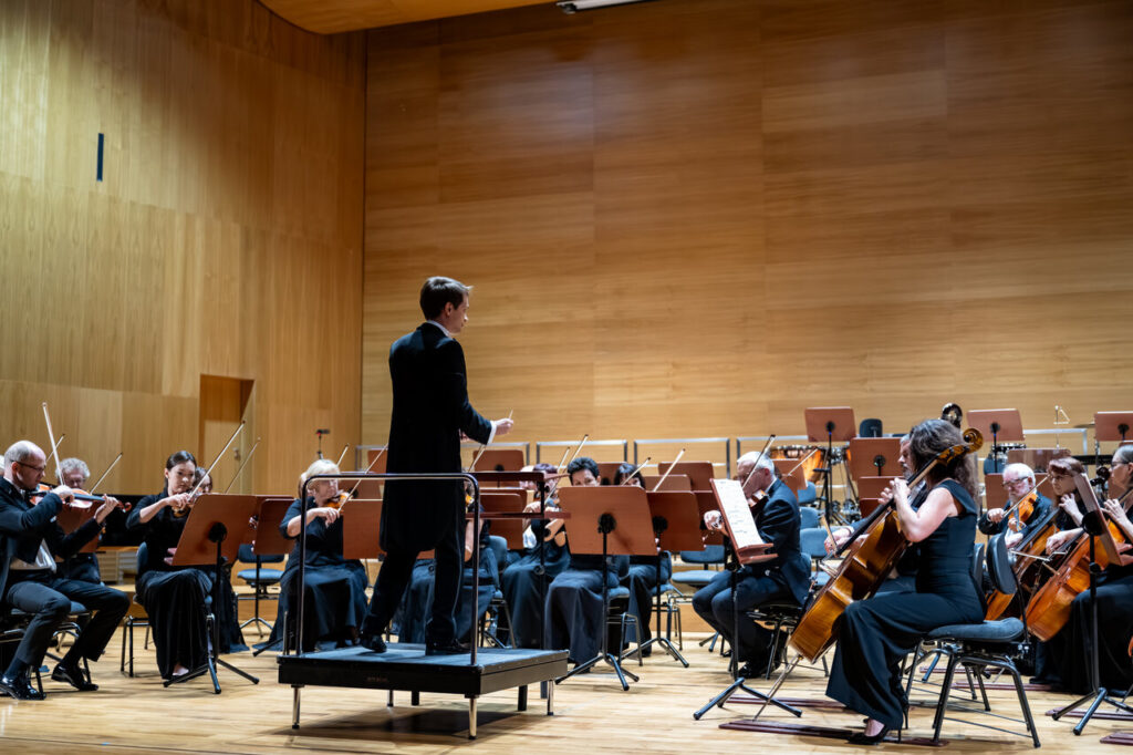 Na zdjęciu Daniel Mieczkowski dyryguje Orkiestrą Symfoniczną Filharmonii Podkarpackiej