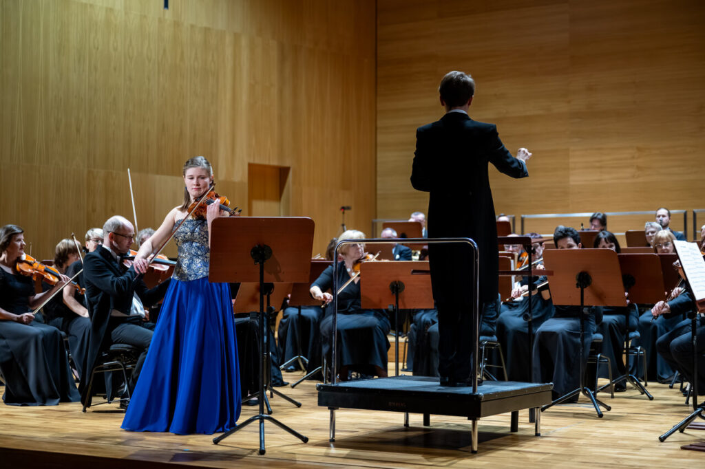 Na zdjęciu Maria Belica (skrzypce) i Orkiestra Symfoniczna Filharmonii Podkarpackiej pod batutą Daniela Mieczkowskiego