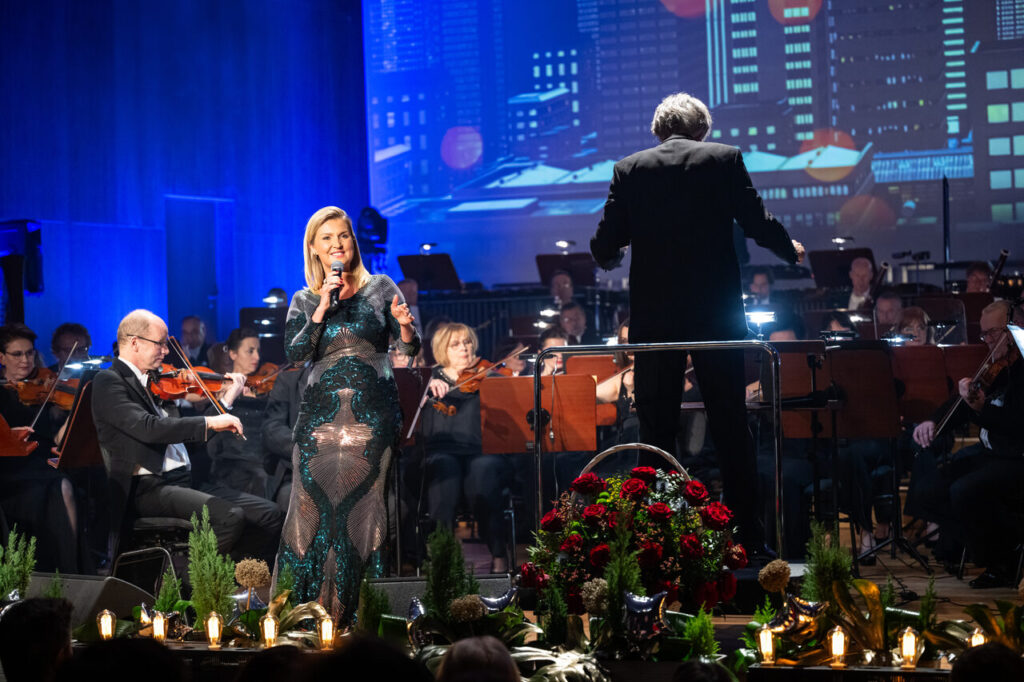 Wokalistka Karolina Leszko oraz Orkiestra Symfoniczna Filharmonii Podkarpackiej pod batutą Mariusza Smolija