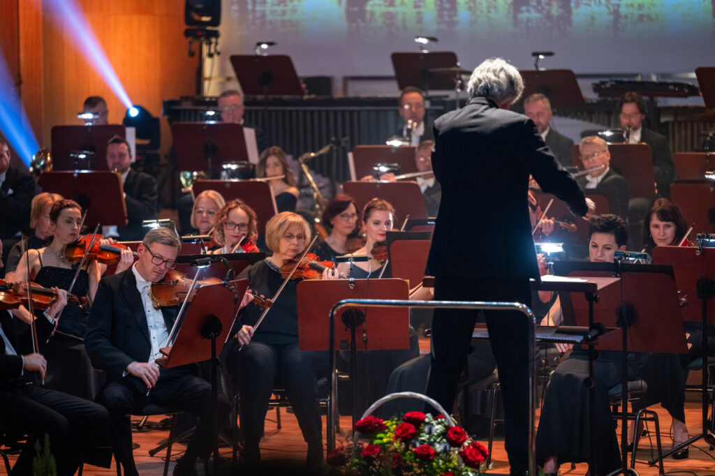 Orkiestra Symfoniczna Filharmonii Podkarpackiej pod batutą Mariusza Smolija