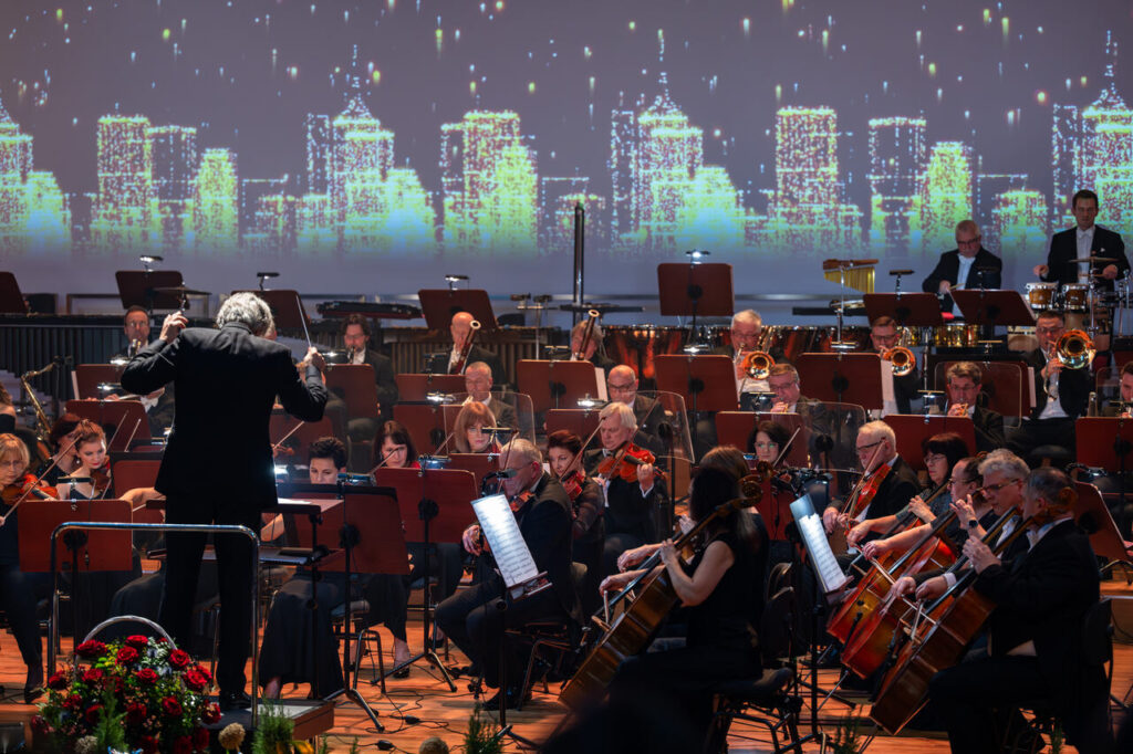 Orkiestra Symfoniczna Filharmonii Podkarpackiej pod batutą Mariusza Smolija