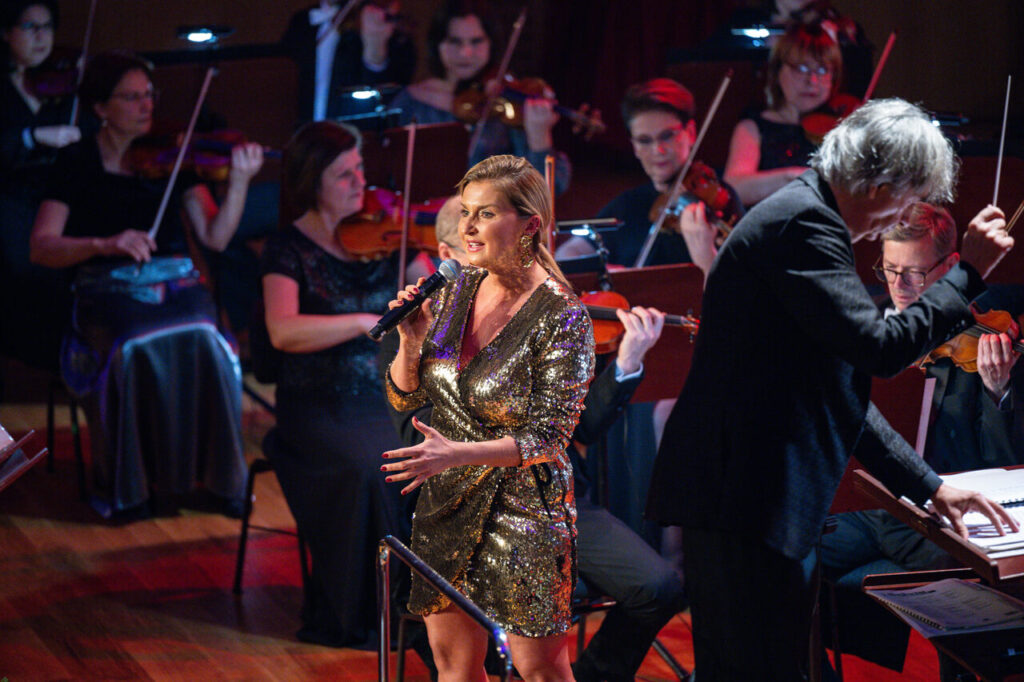 Wokalistka Karolina Leszko oraz Orkiestra Symfoniczna Filharmonii Podkarpackiej pod batutą Mariusza Smolija