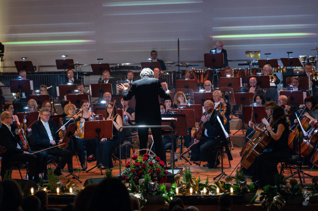 Orkiestra Symfoniczna Filharmonii Podkarpackiej pod batutą Mariusza Smolija