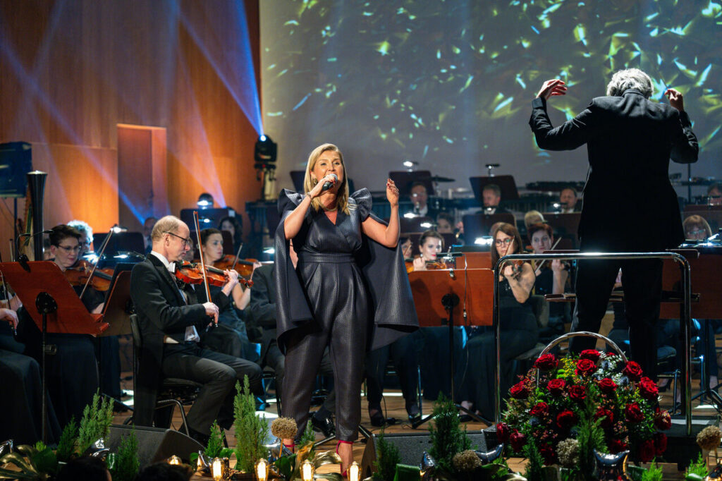 Wokalistka Karolina Leszko oraz Orkiestra Symfoniczna Filharmonii Podkarpackiej pod batutą Mariusza Smolija