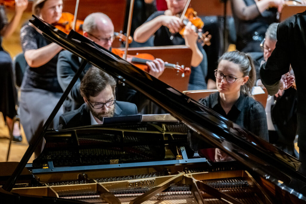 Łukasz Trepczyński (fortepian) i Orkiestra Symfoniczna Filharmonii Podkarpackiej pod dyrekcją Pawła Przytockiego podczas koncertu symfonicznego