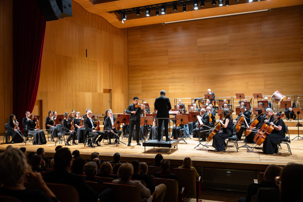 Dumitru Pocitari - skrzypce i Orkiestra Symfoniczna Filharmonii Podkarpackiej pod batutą Davida Gimeneza, podczas koncertu symfonicznego