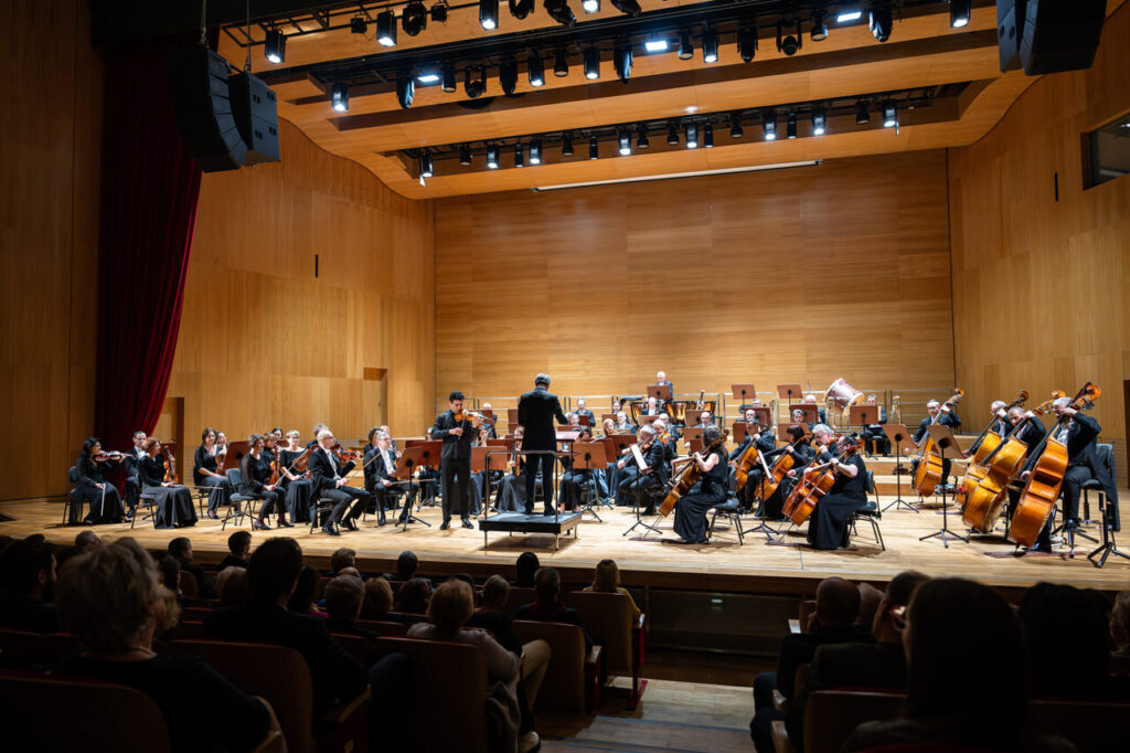 Dumitru Pocitari - skrzypce i Orkiestra Symfoniczna Filharmonii Podkarpackiej pod batutą Davida Gimeneza, podczas koncertu symfonicznego