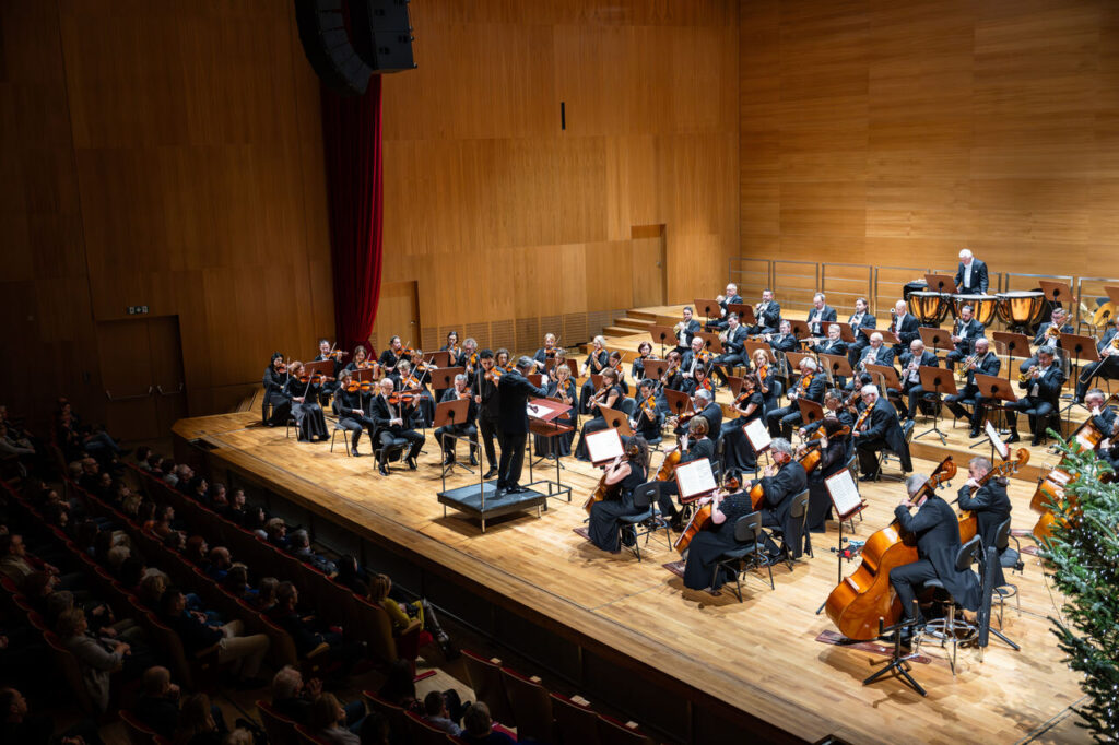 Dumitru Pocitari - skrzypce i Orkiestra Symfoniczna Filharmonii Podkarpackiej pod batutą Davida Gimeneza, podczas koncertu symfonicznego