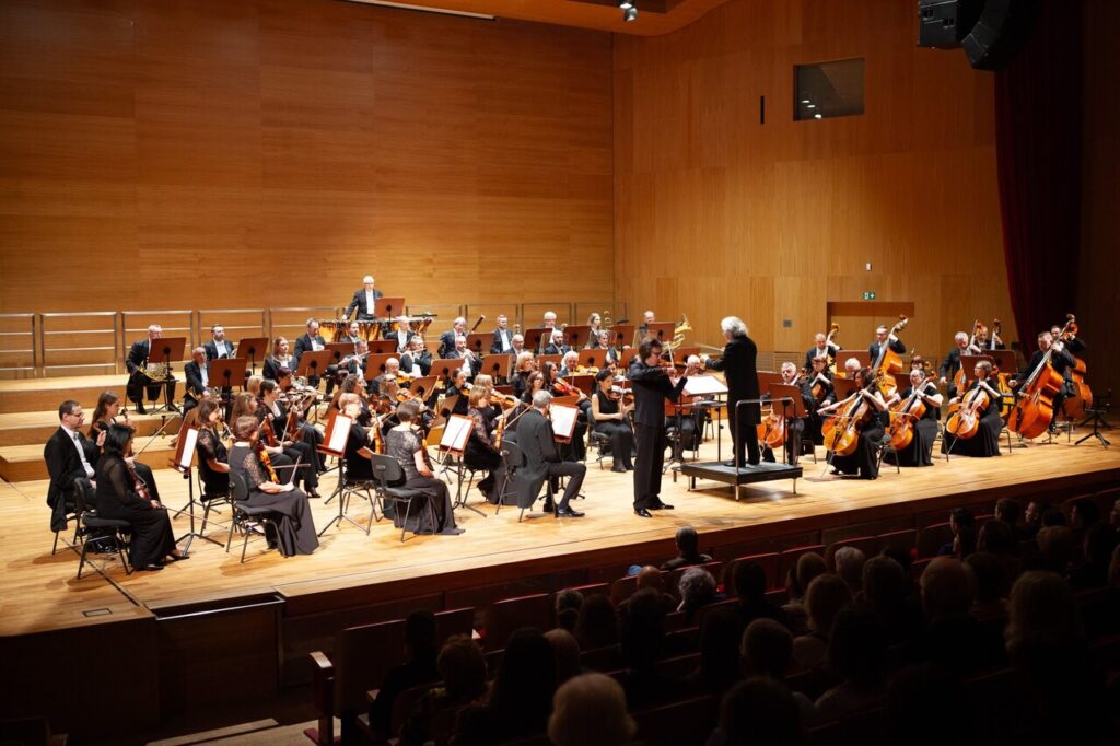 Piotr Pławner - skrzypce oraz Orkiestra Symfoniczna Filharmonii Podkarpackiej pod batutą Marka Pijarowskiego, w czasie koncertu symfonicznego