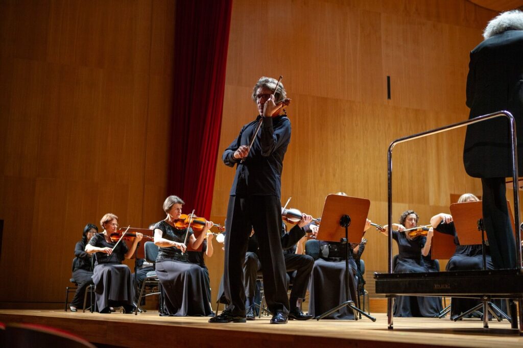 Piotr Pławner - skrzypce oraz Orkiestra Symfoniczna Filharmonii Podkarpackiej pod batutą Marka Pijarowskiego, w czasie koncertu symfonicznego