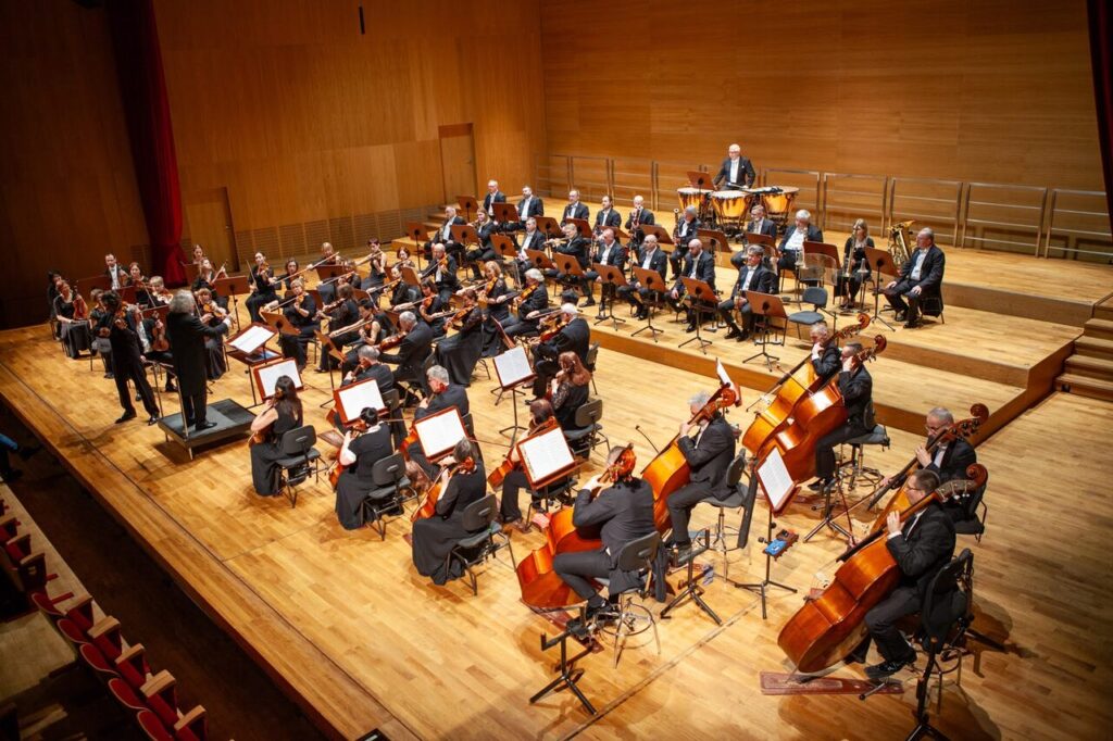 Piotr Pławner - skrzypce oraz Orkiestra Symfoniczna Filharmonii Podkarpackiej pod batutą Marka Pijarowskiego, w czasie koncertu symfonicznego