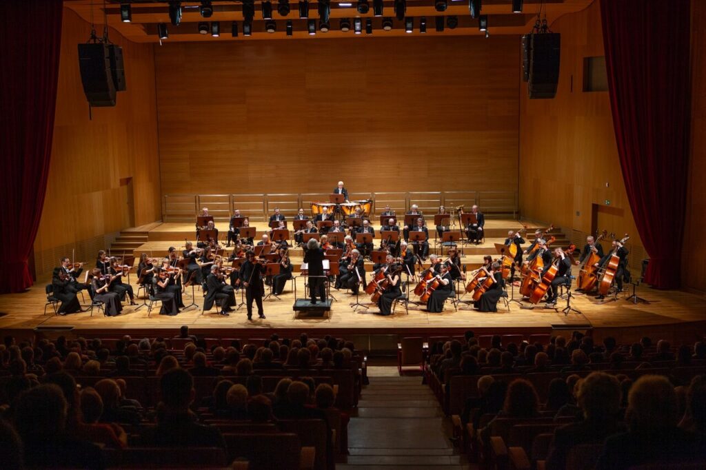 Piotr Pławner - skrzypce oraz Orkiestra Symfoniczna Filharmonii Podkarpackiej pod batutą Marka Pijarowskiego, w czasie koncertu symfonicznego