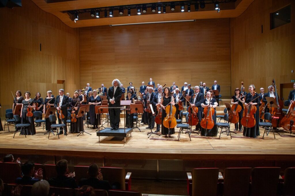 Piotr Pławner - skrzypce oraz Orkiestra Symfoniczna Filharmonii Podkarpackiej pod batutą Marka Pijarowskiego, w czasie koncertu symfonicznego