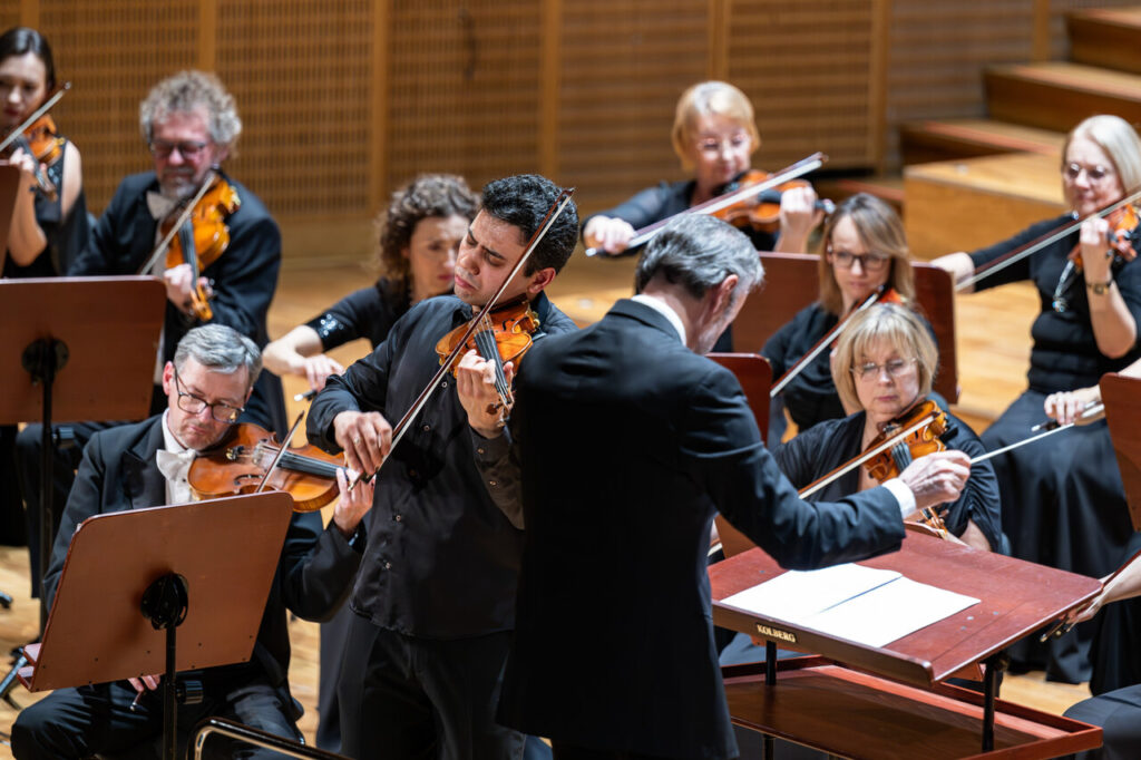 Dumitru Pocitari - skrzypce i Orkiestra Symfoniczna Filharmonii Podkarpackiej pod batutą Davida Gimeneza, podczas koncertu symfonicznego