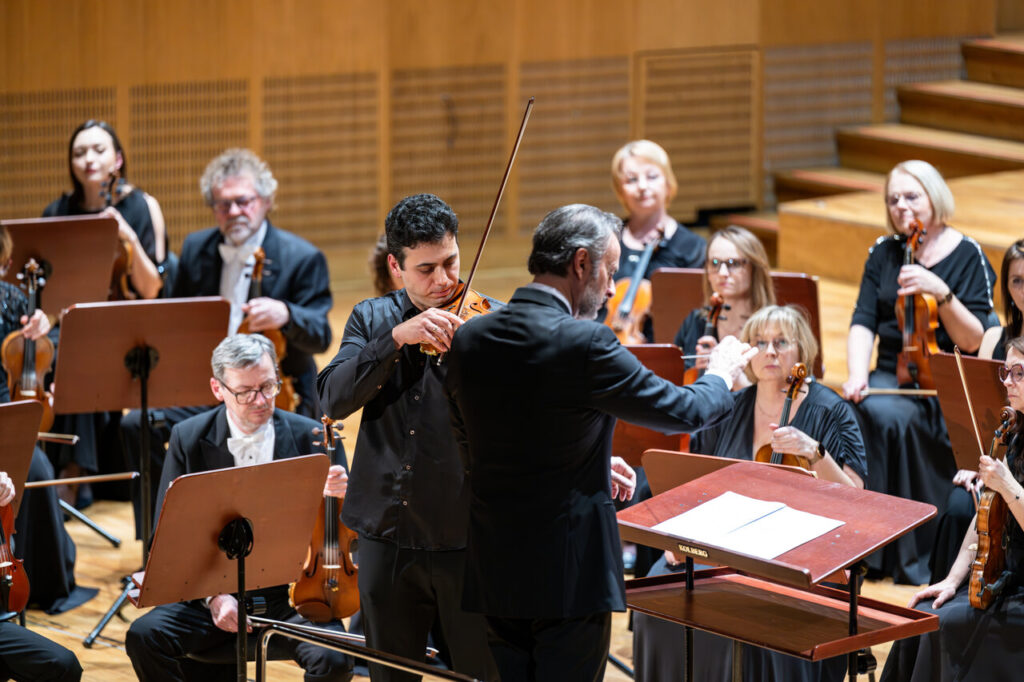 Dumitru Pocitari - skrzypce i Orkiestra Symfoniczna Filharmonii Podkarpackiej pod batutą Davida Gimeneza, podczas koncertu symfonicznego