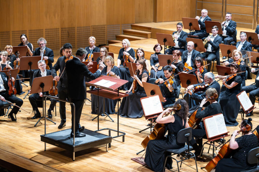 Dumitru Pocitari - skrzypce i Orkiestra Symfoniczna Filharmonii Podkarpackiej pod batutą Davida Gimeneza, podczas koncertu symfonicznego