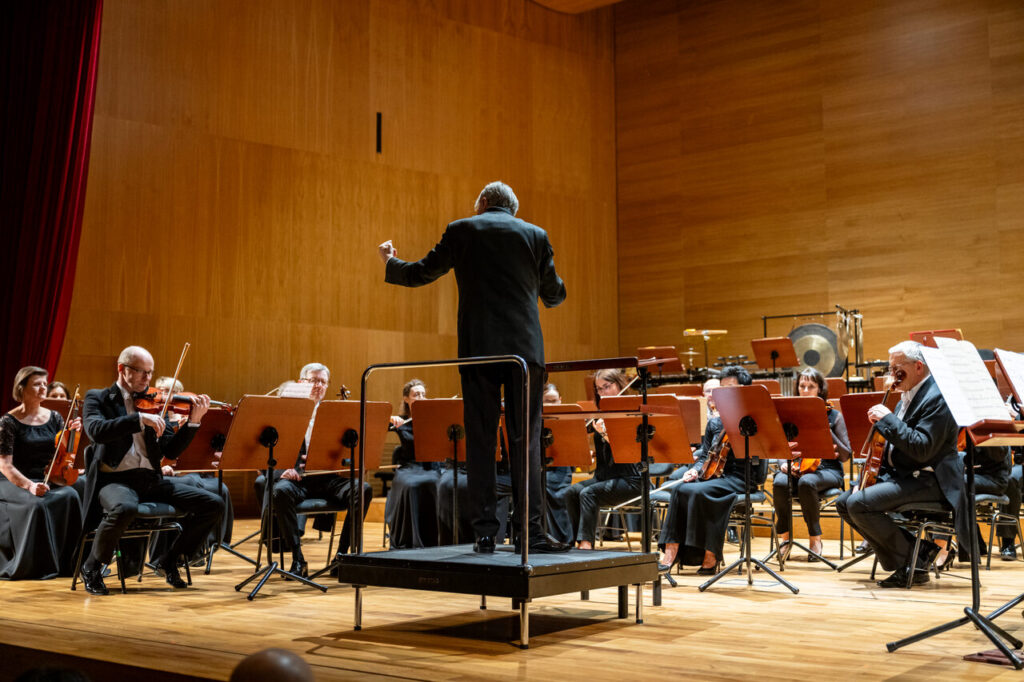 Orkiestra Symfoniczna Filharmonii Podkarpackiej pod dyrekcją Pawła Przytockiego podczas koncertu symfonicznego