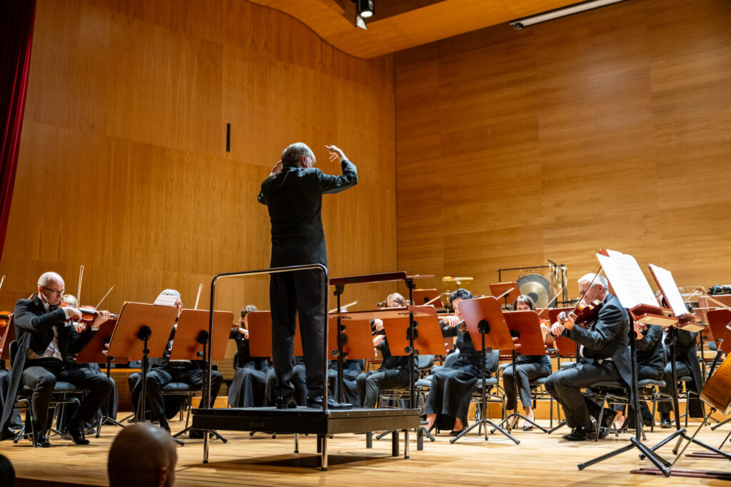 Orkiestra Symfoniczna Filharmonii Podkarpackiej pod dyrekcją Pawła Przytockiego podczas koncertu symfonicznego