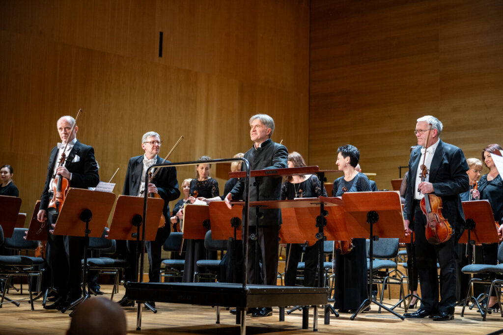 Orkiestra Symfoniczna Filharmonii Podkarpackiej pod dyrekcją Pawła Przytockiego podczas koncertu symfonicznego