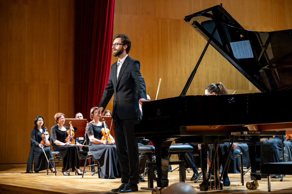 Łukasz Trepczyński (fortepian) podczas koncertu symfonicznego