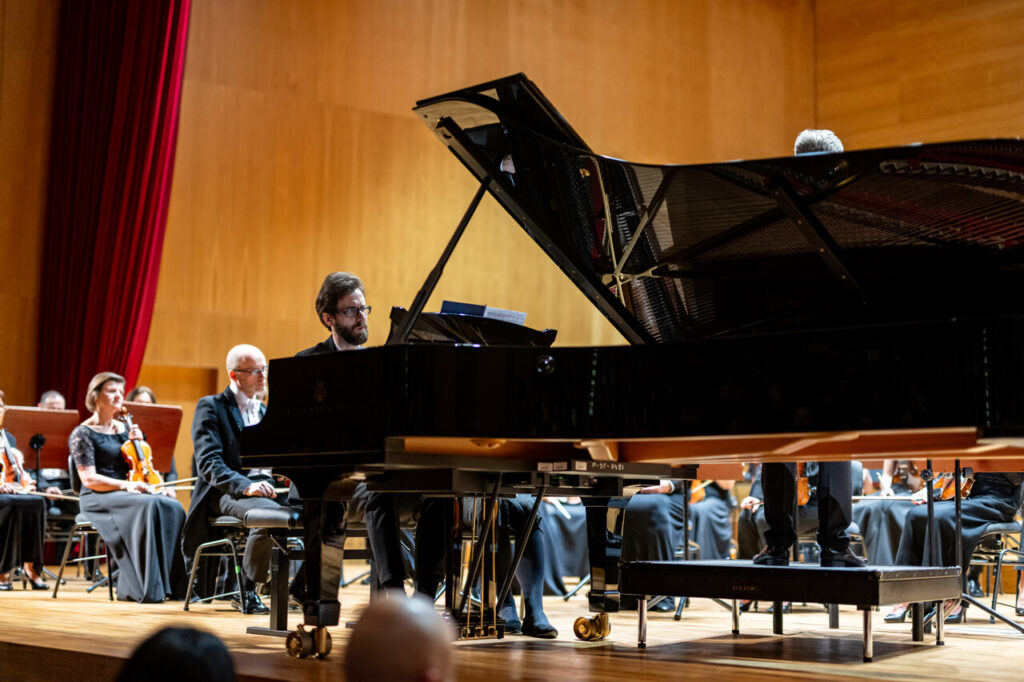 Łukasz Trepczyński (fortepian) podczas koncertu symfonicznego