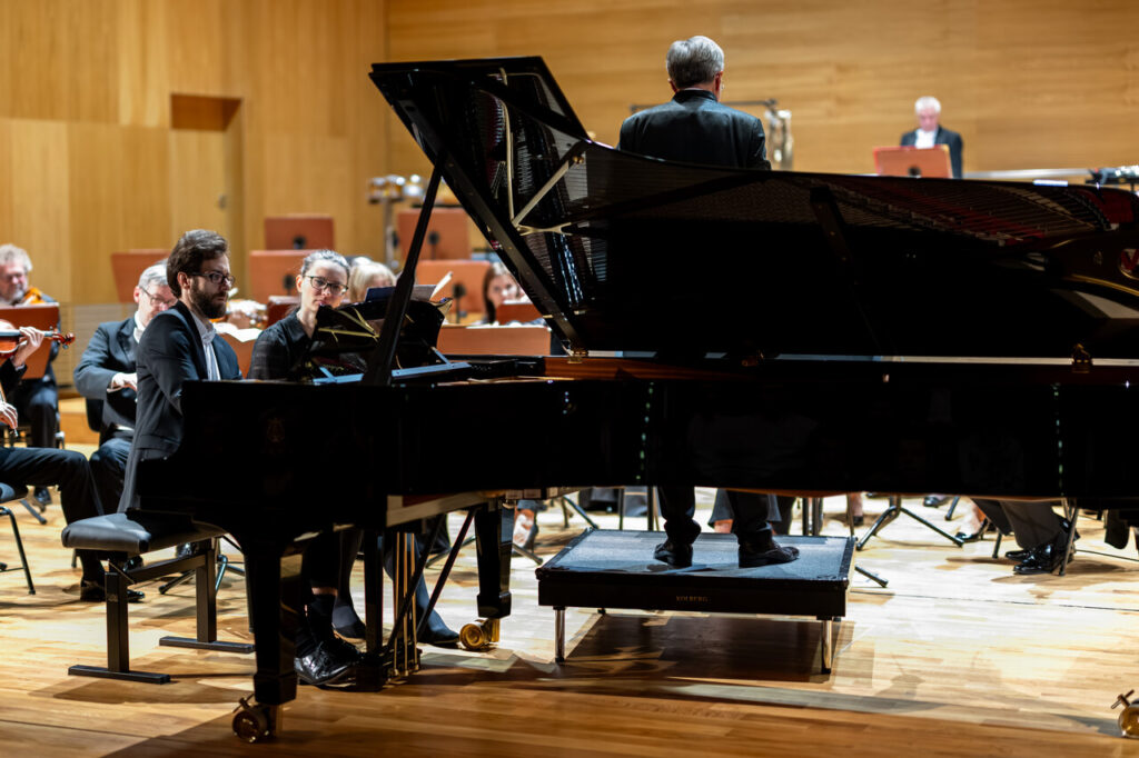 Łukasz Trepczyński (fortepian) i Orkiestra Symfoniczna Filharmonii Podkarpackiej pod dyrekcją Pawła Przytockiego podczas koncertu symfonicznego