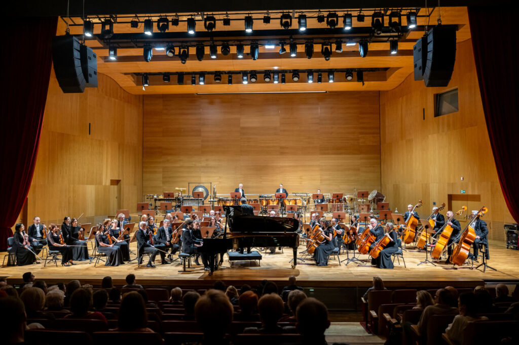 Łukasz Trepczyński (fortepian) i Orkiestra Symfoniczna Filharmonii Podkarpackiej pod dyrekcją Pawła Przytockiego podczas koncertu symfonicznego