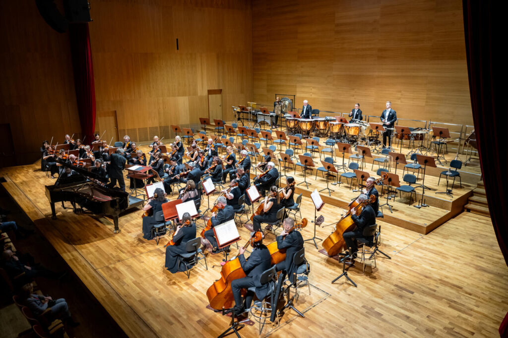 Łukasz Trepczyński (fortepian) i Orkiestra Symfoniczna Filharmonii Podkarpackiej pod dyrekcją Pawła Przytockiego podczas koncertu symfonicznego