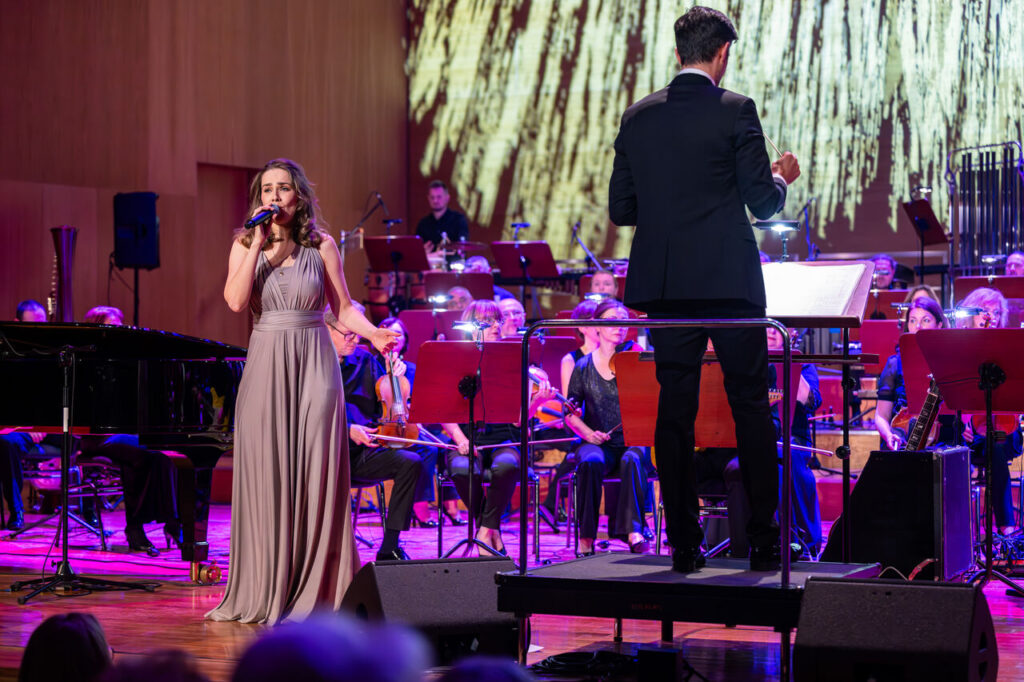 Zosia Nowakowska - wokalistka i Orkiestra Symfoniczna Filharmonii Podkarpackiej pod batutą Daniela Nosewicza