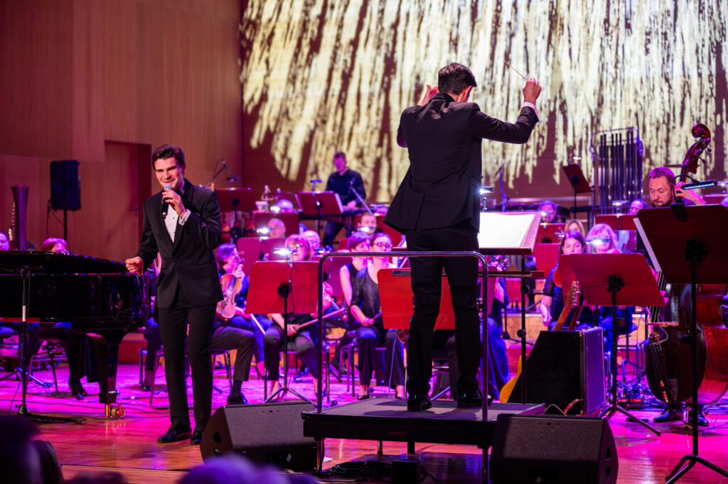 Wojtek Myrczek - wokalista oraz Orkiestra Symfoniczna Filharmonii Podkarpackiej pod batutą Daniela Nosewicza