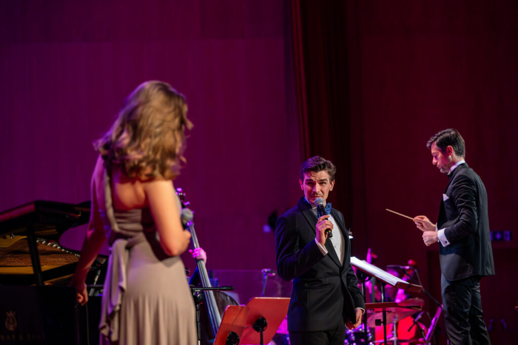 Zosia Nowakowska i Wojtek Myrczek (wokaliści) i Daniel Nosewicz (dyrygent)