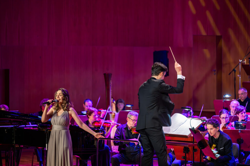 Zosia Nowakowska (wokalistka) i Orkiestra Symfoniczna Filharmonii Podkarpackiej pod batutą Daniela Nosewicza