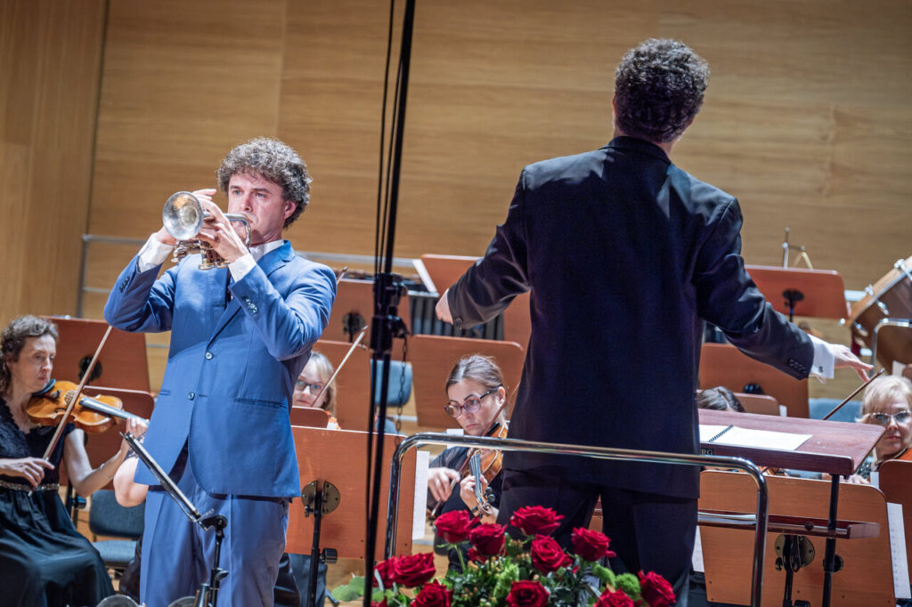Fabio Brum (trąbka) i Orkiestra Symfoniczna Filharmonii Podkarpackiej pod batutą Noama Zura