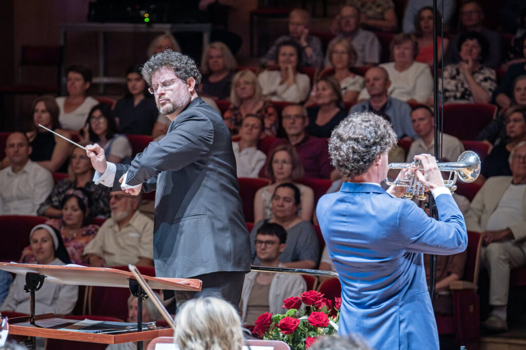 Fabio Brum (trąbka) i Orkiestra Symfoniczna Filharmonii Podkarpackiej pod batutą Noama Zura