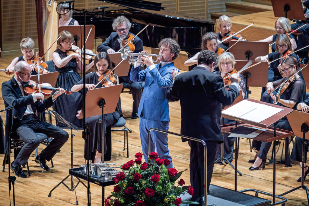 Fabio Brum (trąbka) i Orkiestra Symfoniczna Filharmonii Podkarpackiej pod batutą Noama Zura