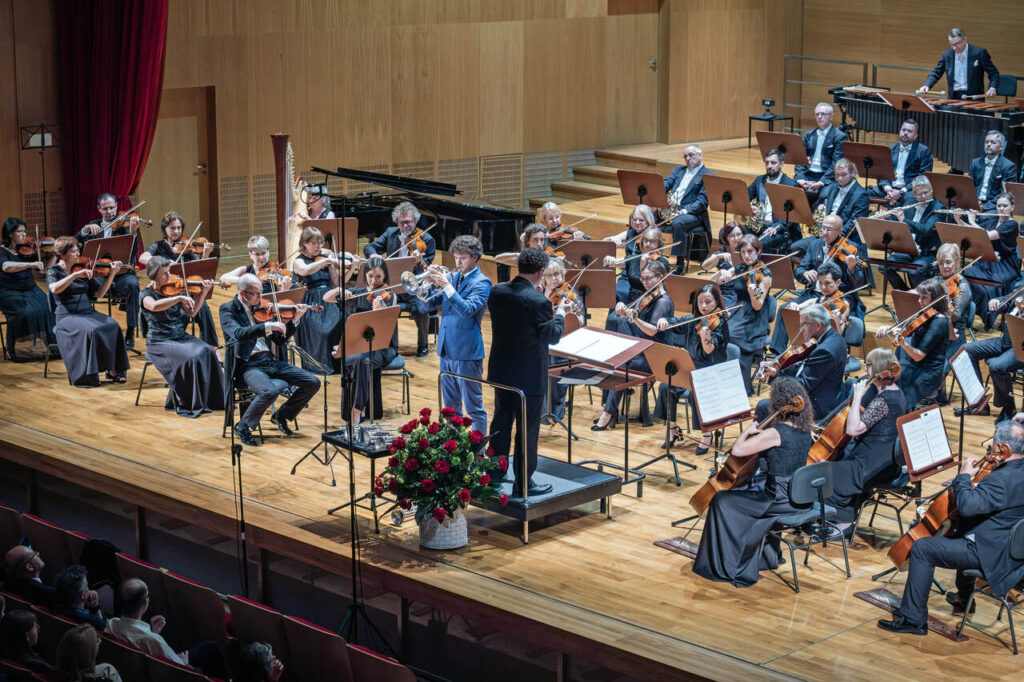 Fabio Brum (trąbka) i Orkiestra Symfoniczna Filharmonii Podkarpackiej pod batutą Noama Zura