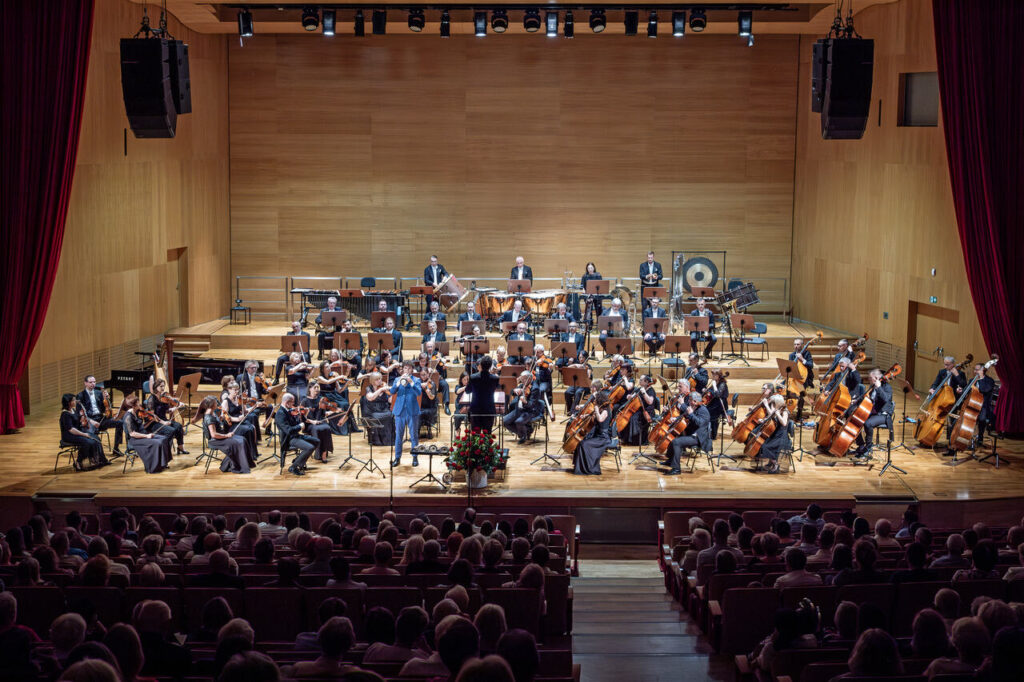 Fabio Brum (trąbka) i Orkiestra Symfoniczna Filharmonii Podkarpackiej pod batutą Noama Zura