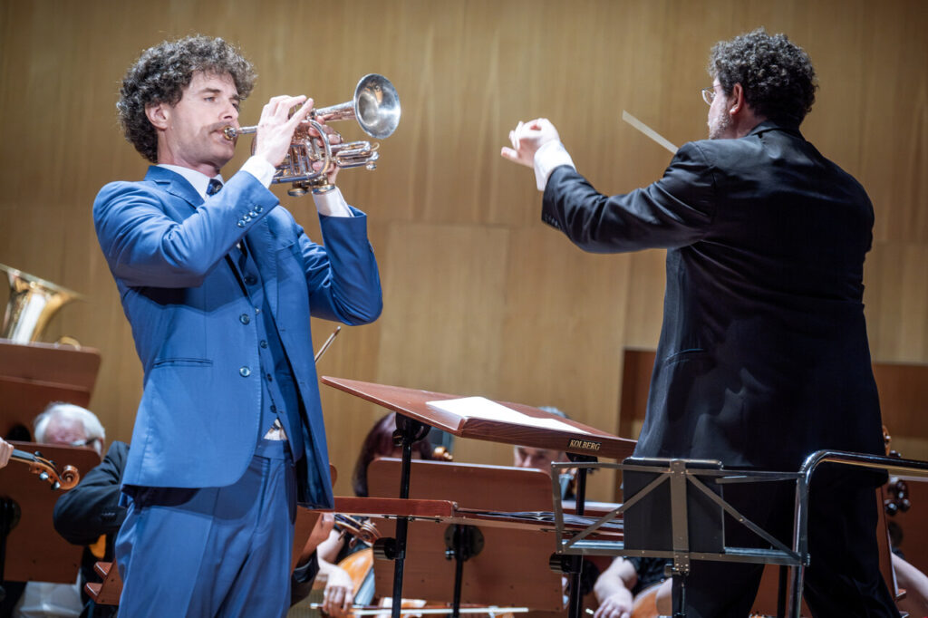 Fabio Brum (trąbka) i Orkiestra Symfoniczna Filharmonii Podkarpackiej pod batutą Noama Zura