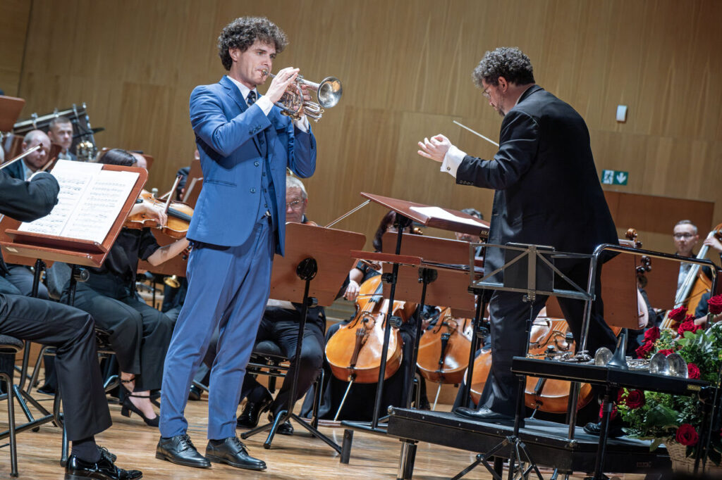 Fabio Brum (trąbka) i Orkiestra Symfoniczna Filharmonii Podkarpackiej pod batutą Noama Zura