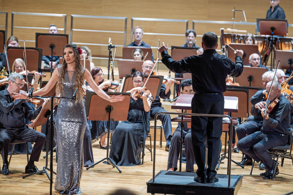 Paulina Dybowska (mezzosopran) oraz Orkiestra Symfoniczna Filharmonii Podkarpackiej pod batutą Sławomira Chrzanowskiego