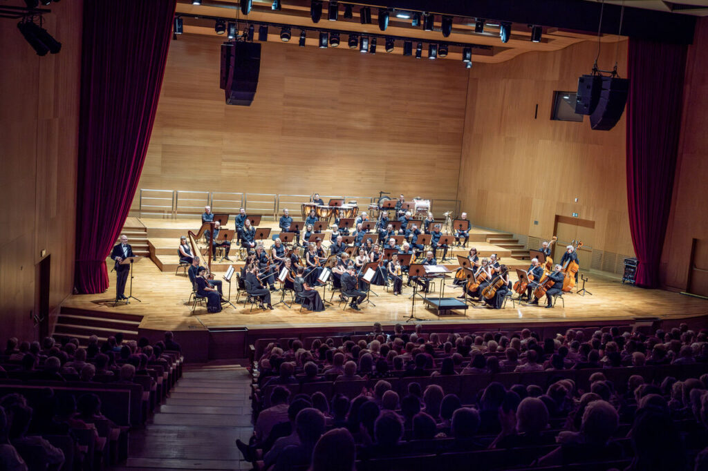 ks. Paweł Sobierajski (konferansjer/ baryton) oraz Orkiestra Symfoniczna Filharmonii Podkarpackiej