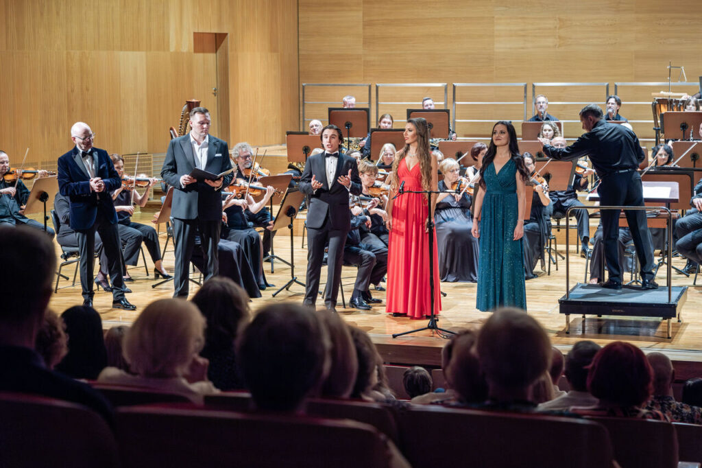 Od lewej: ks. Paweł Sobierajski (baryton), Adrian Janus (baryton), Michał Ryguła (tenor), Paulina Dybowska (mezzosopran), Paulina Gocałek (sopran) oraz Orkiestra Symfoniczna Filharmonii Podkarpackiej pod batutą Sławomira Chrzanowskiego