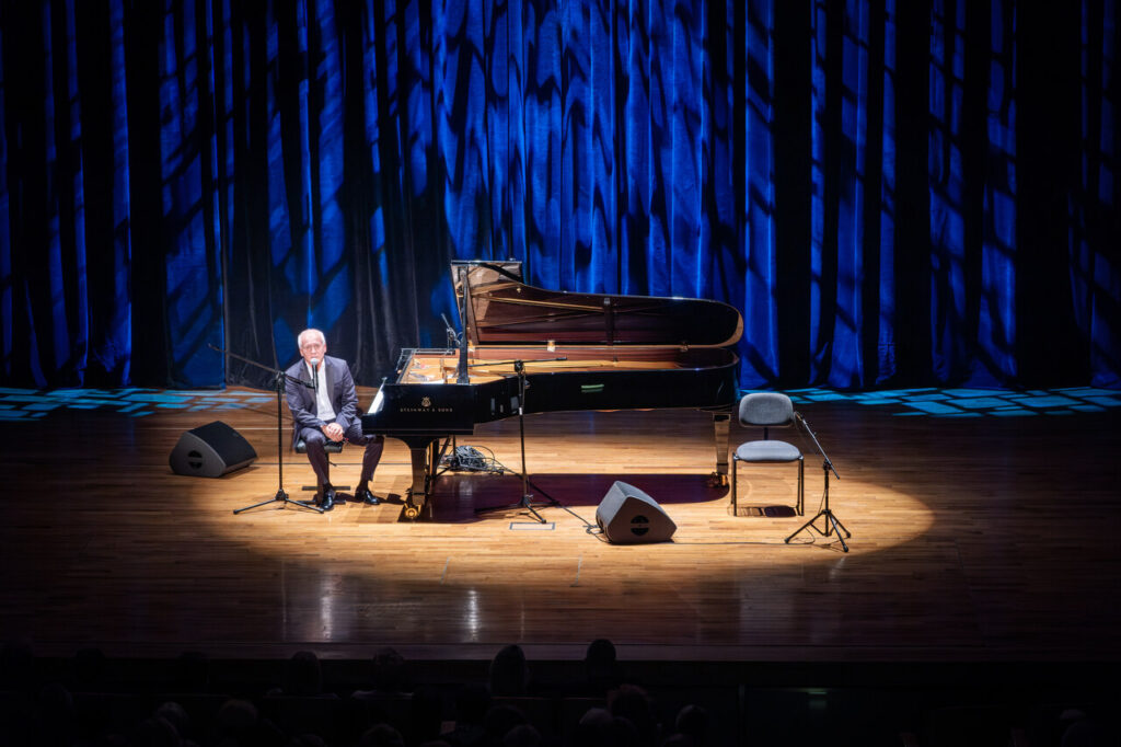 Waldemar Malicki przy fortepianie