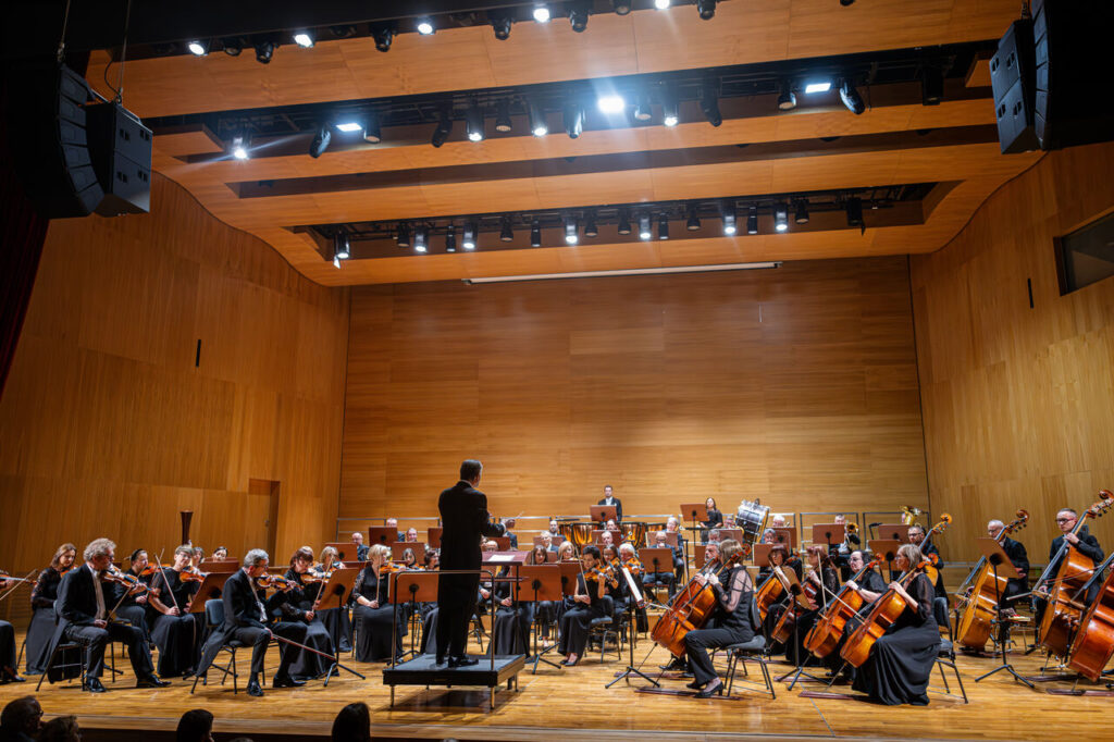 David Giménez (dyrygent) i Orkiestra Symfoniczna Filharmonii Podkarpackiej