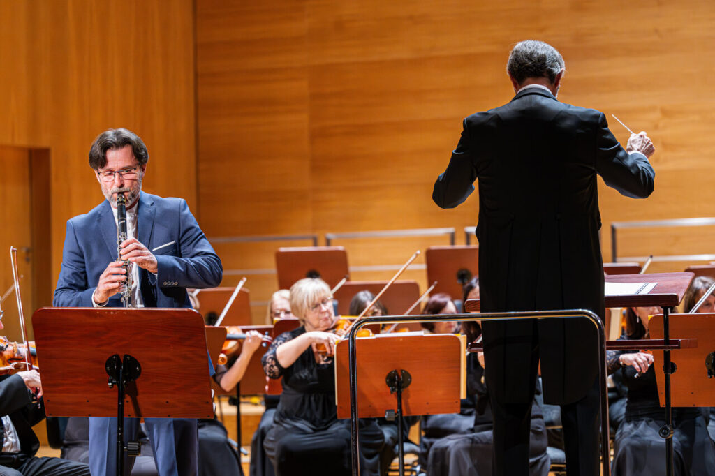 Robert Mosior (klarnet), David Giménez (dyrygent) i Orkiestra Symfoniczna Filharmonii Podkarpackiej